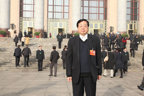 实施全民阅读战略 提高民族综合素质