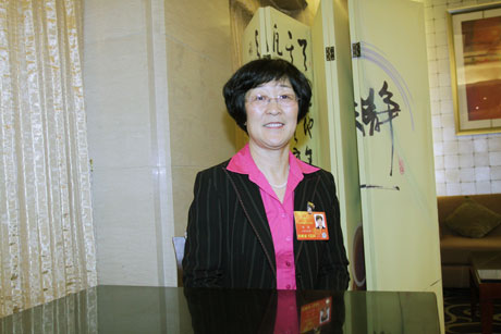 刘凤代表：国家应加强基层医疗队伍