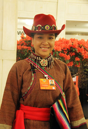 全国政协委员茸芭莘娜：加大少数民族文化遗产抢救力度