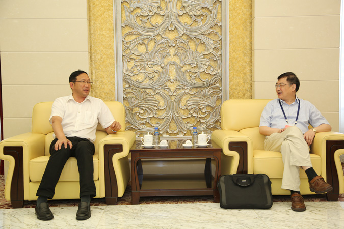 中国科协副主席、书记处书记陈章良（左）与中国工程院院士、本刊总编辑刘人怀（右）亲切交谈