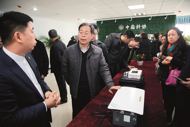 毛竹科技孵化器董事长陈龙（左一）向河北省科协副主席张建辉（左二）介绍在孵企业的空气消毒机.JPG