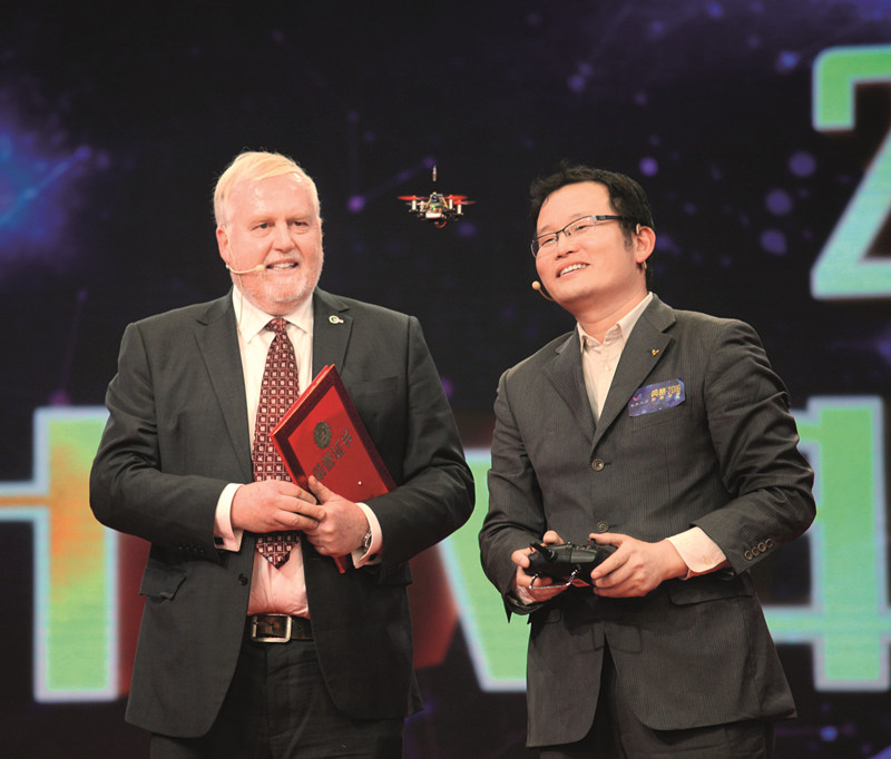 北京化工大学特聘教授David G.Evans教授（左）与温州市籀园小学科技教师陈耀（右）联袂进行现场科普_副本.jpg