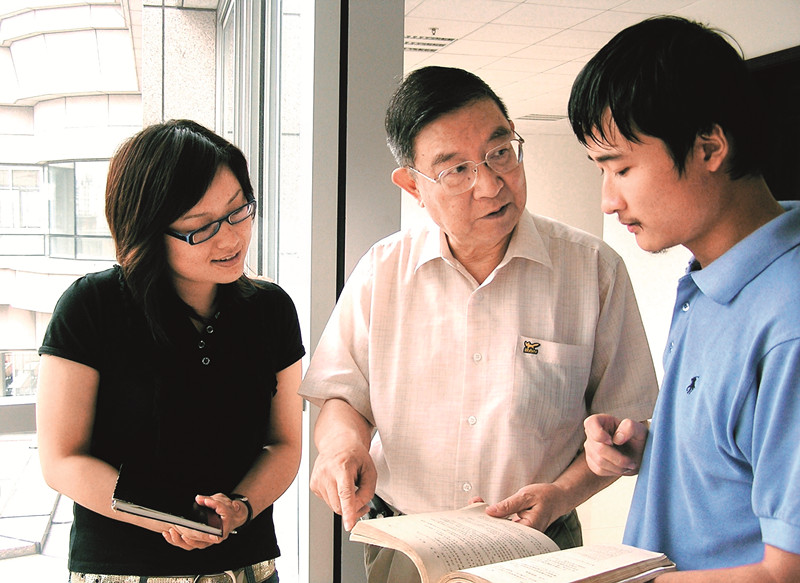 2010年6月1日，复旦大学“研究生心目中的好导师”李大潜院士（中）在指导学生_副本.jpg