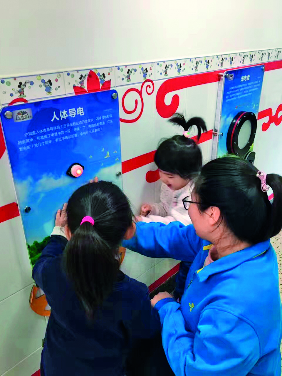 小朋友们在这种寓教于乐的教学中学到了知识.jpg
