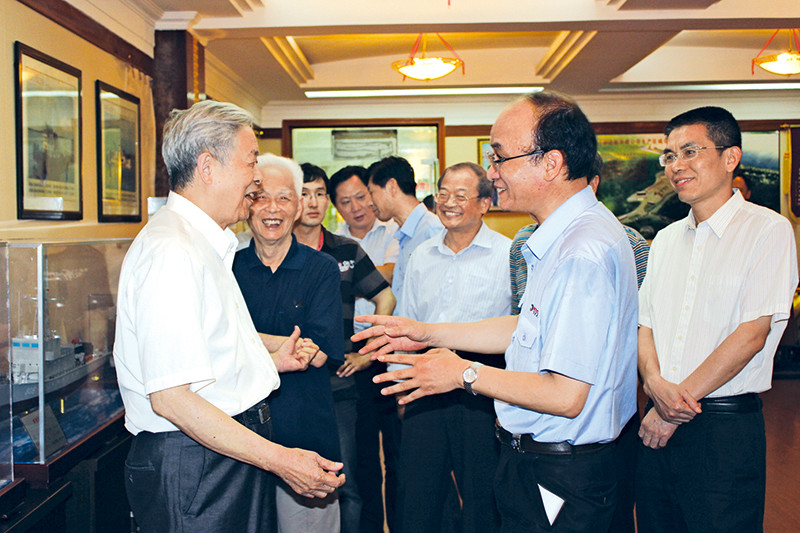 祝建华（右二）与沈闻孙（左一）院士在展厅亲切交谈.JPG