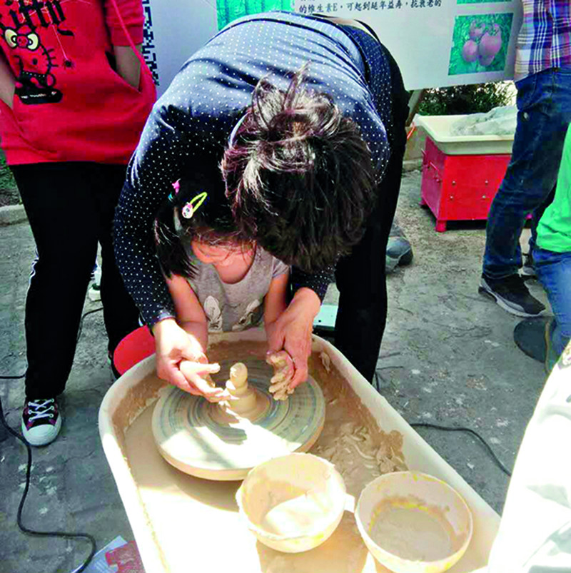 家长和小朋友一起做陶艺体验1.jpg