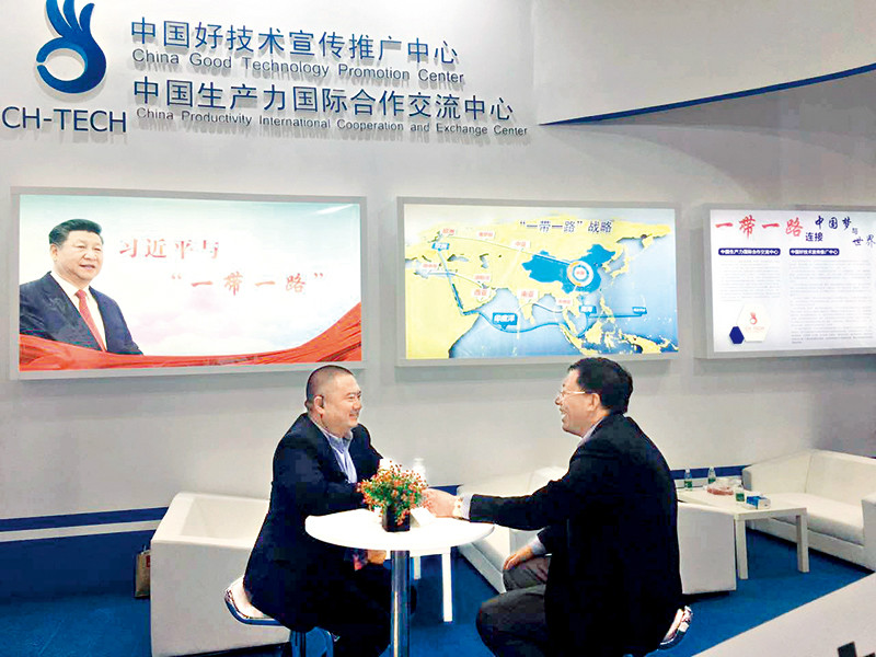 中国好技术宣传推广中心主任崔元泽（左）与客户交谈 副本2.jpg
