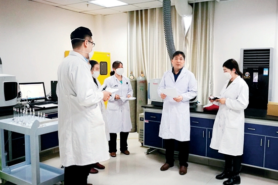 罗仙平（右二）在分析检测中心指导科研.jpg