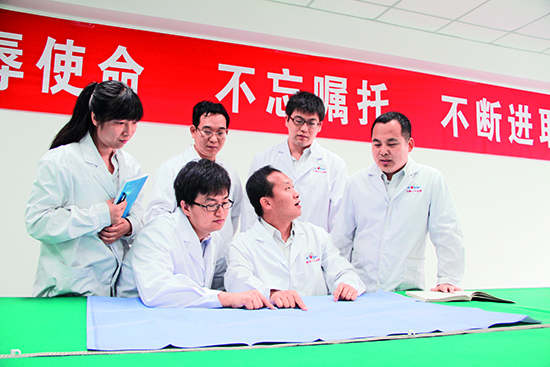 参与嫦娥三号研制任务的团队讨论.jpg