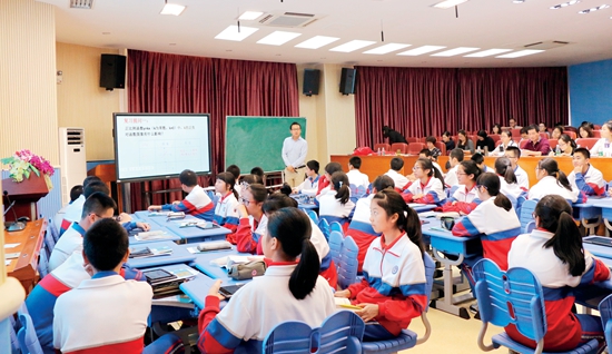 2017年4月26日，海沧双十中学用智习客和小格雷手机进行的一场公开课.JPG