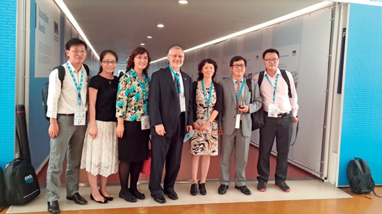 郑兴灿（右二）和团队成员参加国际水协学术交流.jpg
