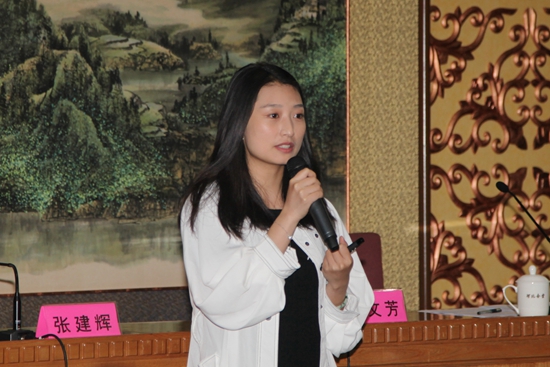 比如视频的负责人在做公司项目介绍.jpg 比如视频的负责人在做公司项目介绍.jpg