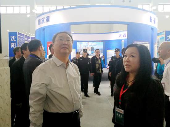 3、金鼎山董事长尹晓北在展区内向住建部城市建设司郭司长(左)介绍企业情况_副本.jpg 3、金鼎山董事长尹晓北在展区内向住建部城市建设司郭司长(左)介绍企业情况_副本.jpg