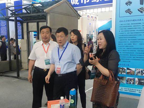 图片4、哈尔滨市建委主任李亚军(中)莅临捷能金鼎山产品展示区参观指导_副本.jpg 图片4、哈尔滨市建委主任李亚军(中)莅临捷能金鼎山产品展示区参观指导_副本.jpg