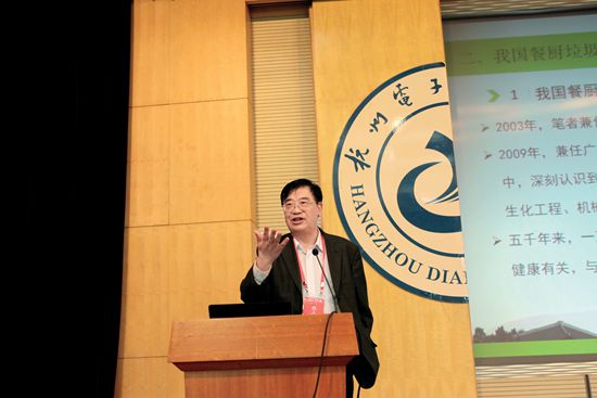 2017年10月21日在杭州举办的第四届中国管理科学论坛会上刘人怀院士作 “保护人类健康 实现美丽中国”大会报告.JPG