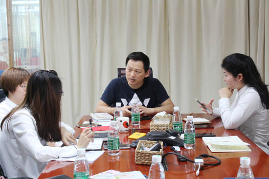 嵇晓华接受采访现场_副本.jpg 嵇晓华接受采访现场_副本.jpg