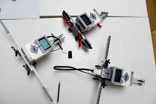 学生动手制作出的各具特色的机器模型.JPG