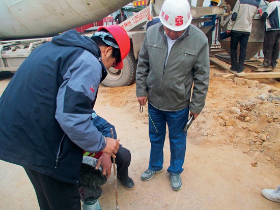 7.置放水下灌注砼高程测量仪.jpg 7.置放水下灌注砼高程测量仪.jpg