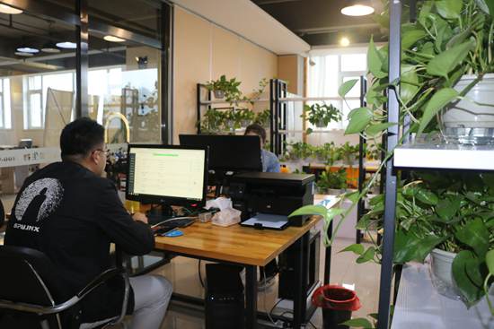 入驻企业办公环境_副本.jpg 入驻企业办公环境_副本.jpg