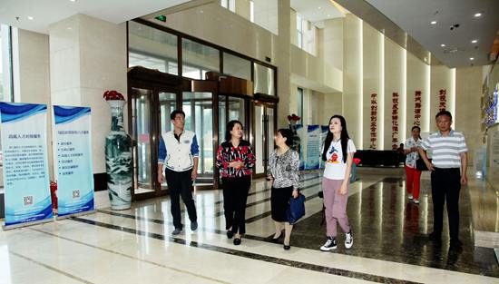 郭颖慧总经理(左二)向调研组介绍园区情况,(左一)吉林省科协调宣部隋成海部长,(左三)宋文芳社长,(右一)刘岩副总经理,(右二)记者韦斗斗IMG_6082_副本.jpg 郭颖慧总经理(左二)向调研组介绍园区情况,(左一)吉林省科协调宣部隋成海部长,(左三)宋文芳社长,(右一)刘岩副总经理,(右二)记者韦斗斗IMG_6082_副本.jpg