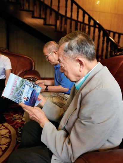 94岁高龄的中国科学院院士戴立信喜领《九江市人才绿卡》.jpg
