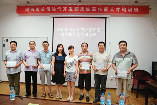 3、为培训学员颁发证书.JPG