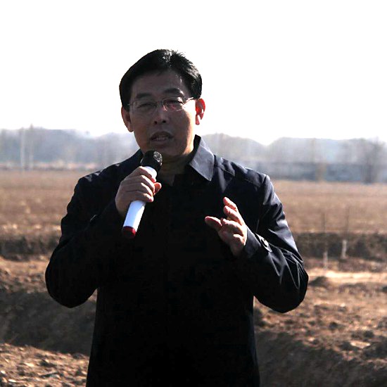 3.滨州经济技术开发区党工委副书记王广忠高度评价山东绿都万亩中药康养科技产业观光园项目.jpg