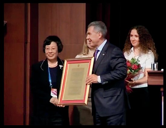 赵玉芬荣获国际阿布佐夫奖,在2016年ICPC会议上领奖.jpg