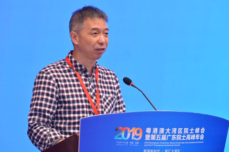 中国工程院院士、阿里巴巴集团技术委员会主席王坚作报告.jpg 中国工程院院士、阿里巴巴集团技术委员会主席王坚作报告.jpg