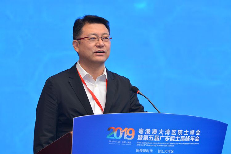 腾讯集团副总裁马斌作报告.jpg 腾讯集团副总裁马斌作报告.jpg