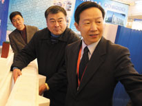 仇保兴（右一）在哈尔滨鸿盛集团展位考察