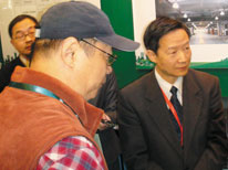 仇保兴（右）参观深圳均益安联光伏系统工程有限公司展位