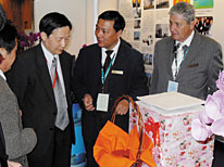 仇保兴（右三）考察上海鸿宝实业有限公司展位