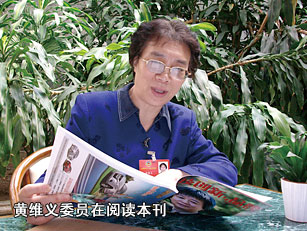 黄维义在阅读本刊