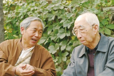 陈春雷（左）与侯祥麟院士讨论工作