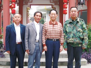 肖利民（右一）与袁隆平院士合影