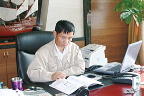 工作中的冯伟忠