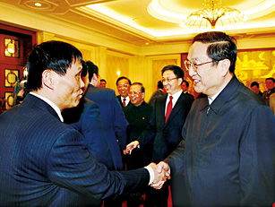 2008年1月15日，公司时任副总经理、现任总经理冯伟忠作为上海市立功竞赛杰出人物之一受到市委书记俞正声（右一）的亲切会见