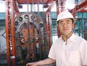 吴任东副教授在3.6万吨压机安装施工现场