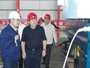 吴任东向顾秉林校长介绍3.6万吨挤压机情况