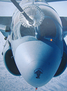 一架美国海军EA-6B“徘徊者”电子攻击机正在接受KC-10加油机空中加油