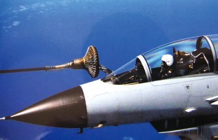 空军某部歼-10战机在南海空域实施空中加油训练