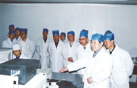 向首长和专家汇报项目进展情况