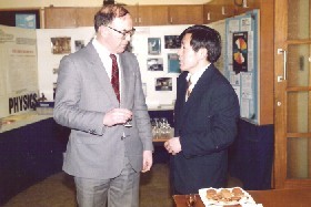 1985年在荷兰参加国际光学年会