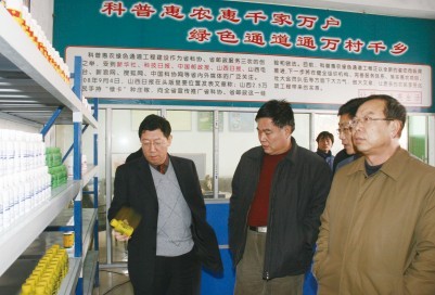 韩裕峰（左一）调研基层科普惠农服务情况