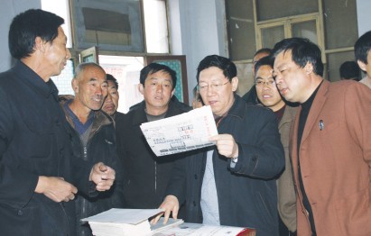 韩裕峰（右三）在基层调研科普惠农服务情况