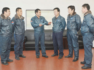 李国恩（左三）与试飞员交流试飞经验
