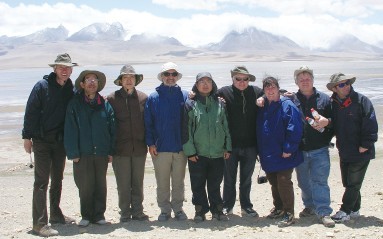2005年组织西藏地质野外研讨会与美国等国部分专家在喜马拉雅合影（左四为美国Depaolo院士、右四为IGCP430主席Flower教授、左二左三为潘桂棠莫宣学教授）
