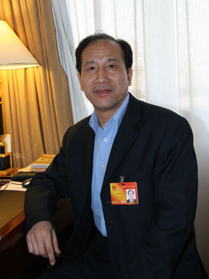 全国人大代表、广东韶关市技师学院、高级技校院（校）长、党委书记刘雪庚