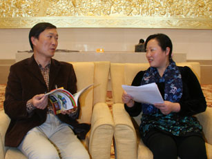 全国政协委员、民建中央秘书长兼办公厅主任张皎（左）接受本刊记者采访